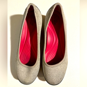 Crocs‎ Busy Day Wedge Heel Slip On Shoes Women's Gray Textile sz 7 (C)